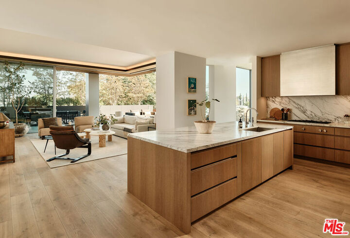 Property Photo: 8899 Beverly Boulevard 4D CA 90048