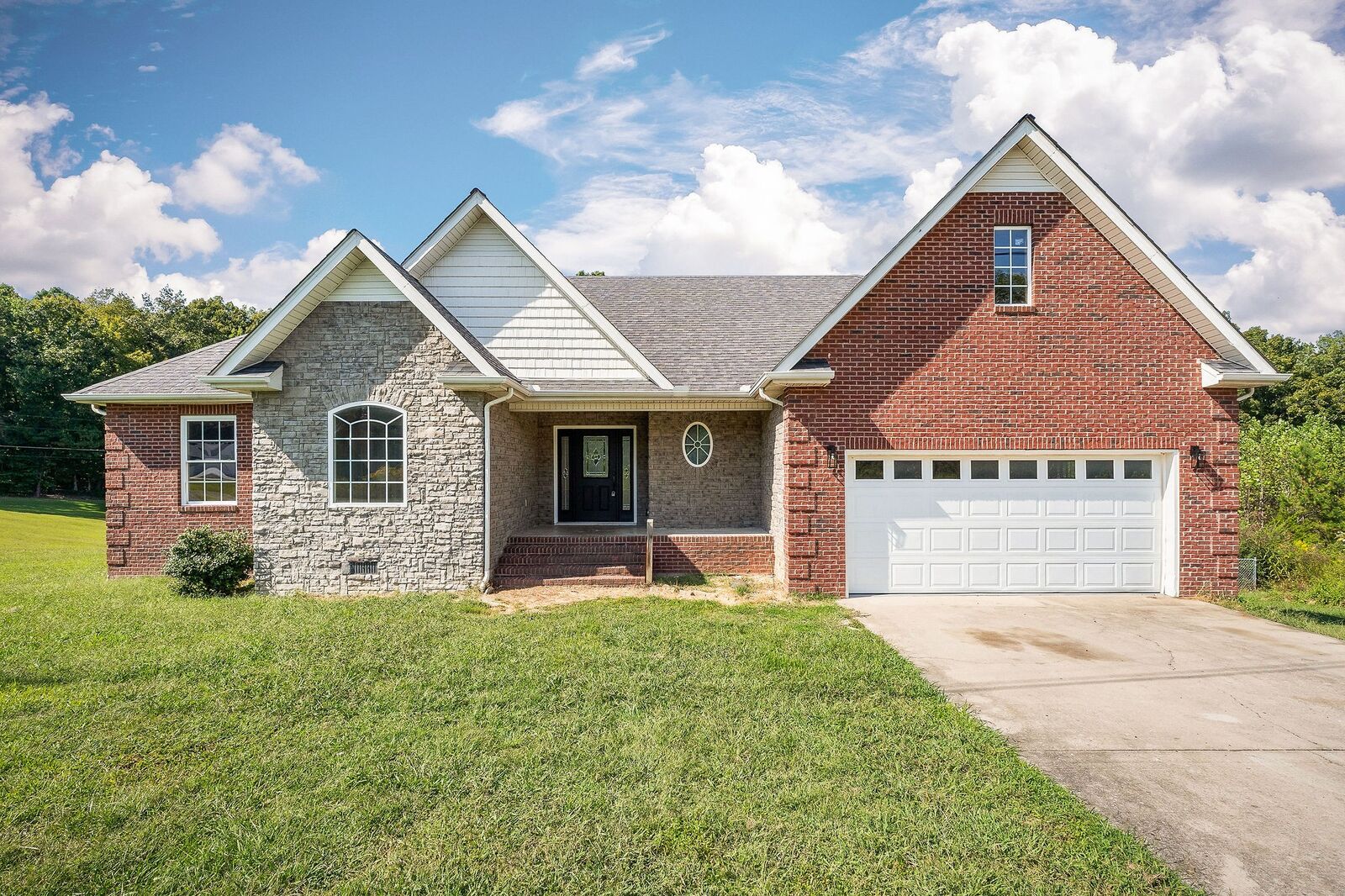 Property Photo:  135 Lakewood Cir  TN 37166 