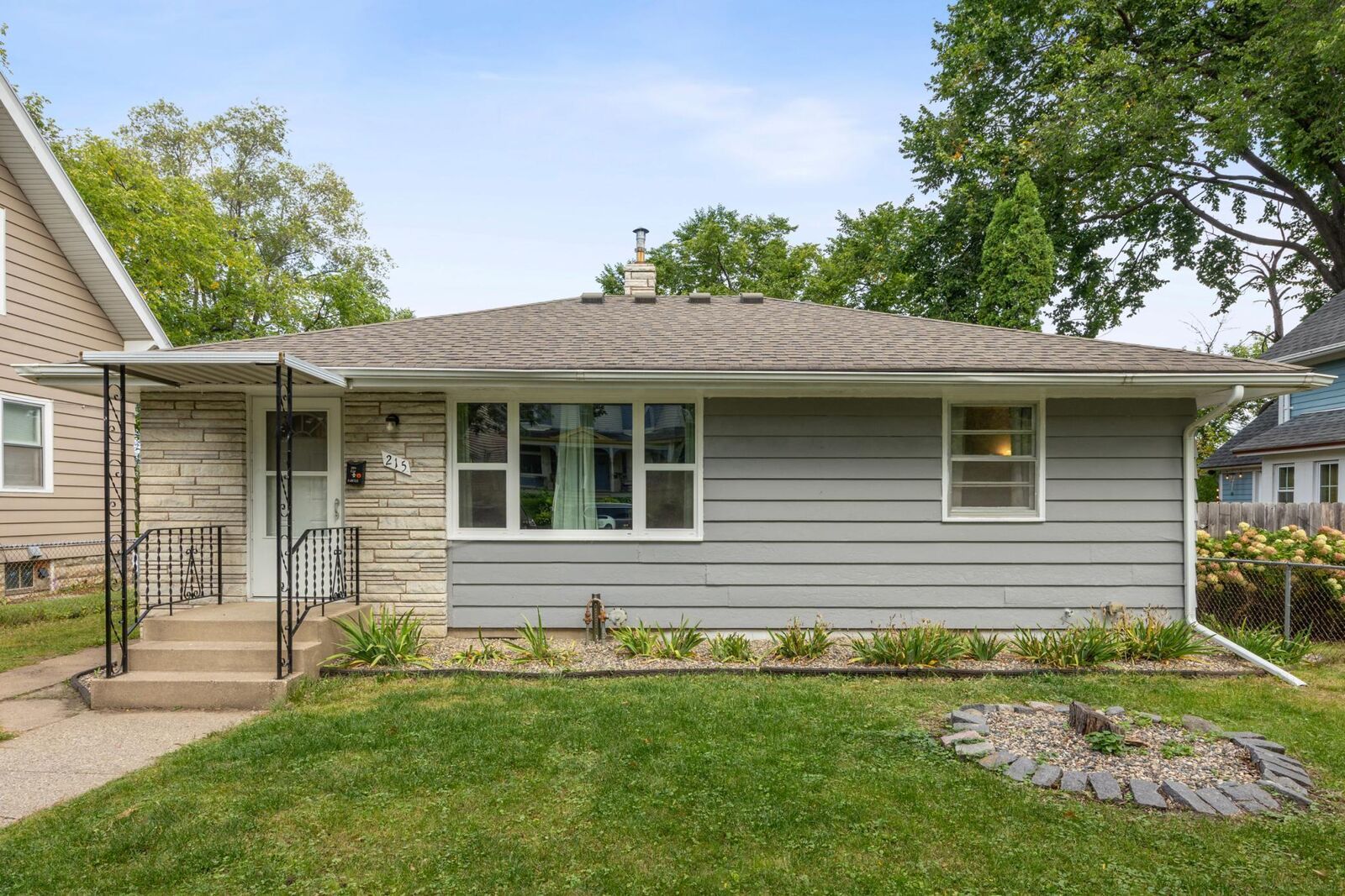 Property Photo:  215 Morton Street E  MN 55107 