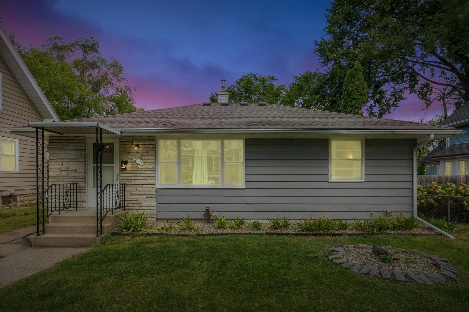 Property Photo:  215 Morton Street E  MN 55107 