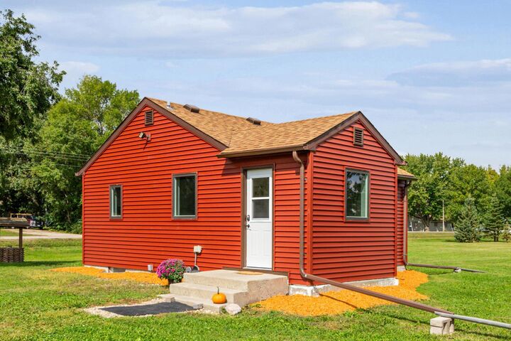 Property Photo:  1614 County Road 6 NW  MN 55302 