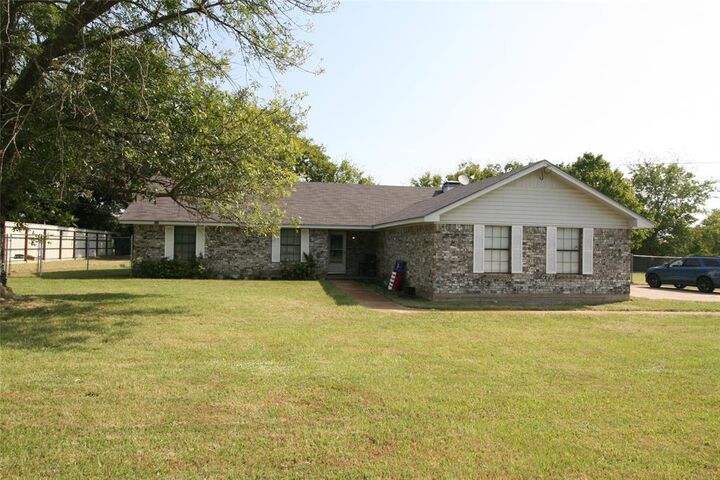 Property Photo:  211 Vz County Road 4107  TX 75103 