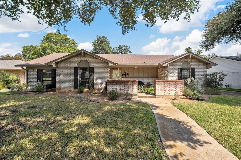 Property Photo:  5727 Lakemont Circle  TX 76710 