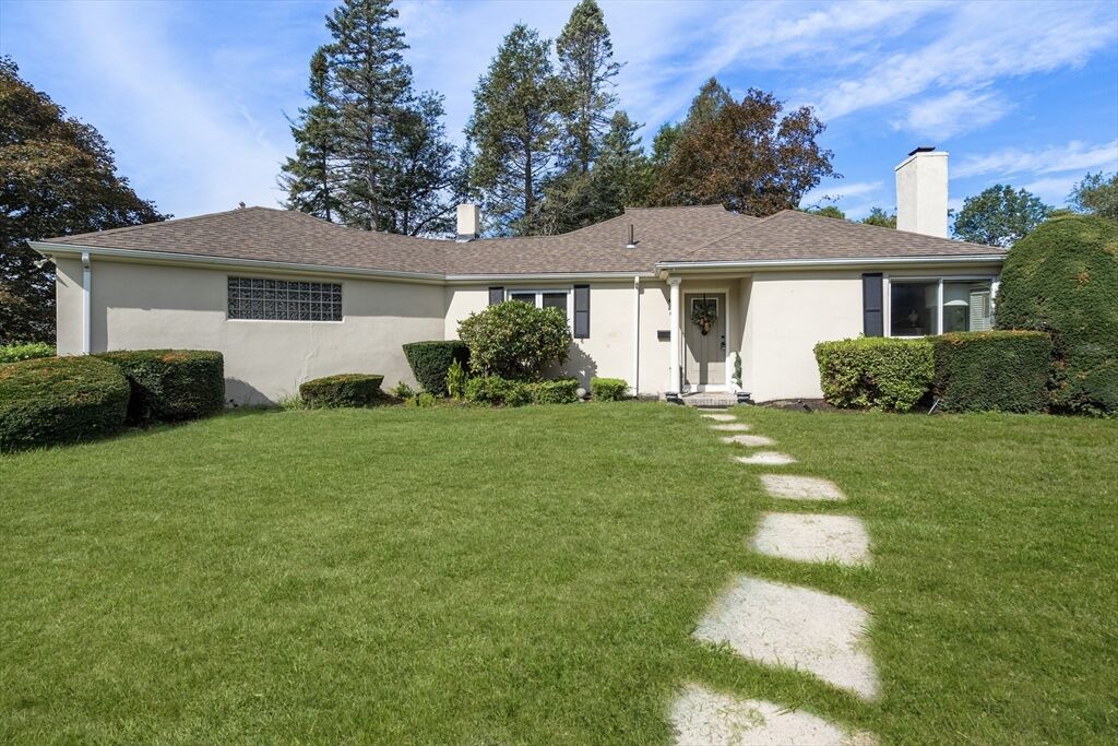 Property Photo: 5 Claridge Dr MA 01602