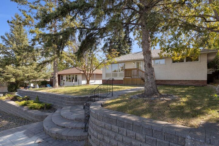 Property Photo:  419 33 Avenue NE  AB T2E 2J2 