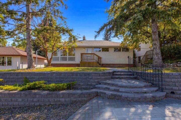 Property Photo:  419 33 Avenue NE  AB T2E 2J2 