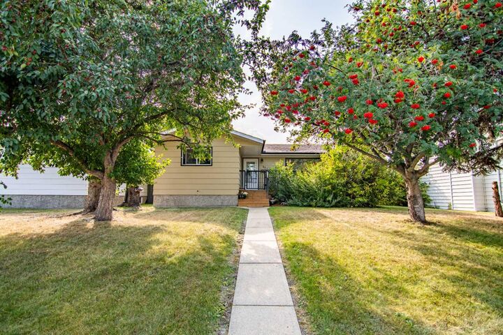 31 Bettenson Street  Red Deer AB T4R 1J5 photo