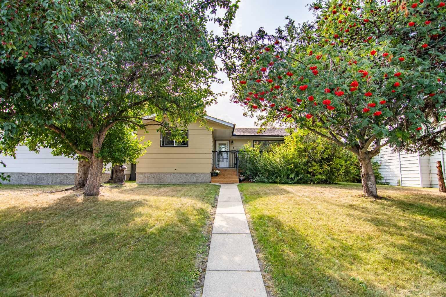 Property Photo:  31 Bettenson Street  AB T4R 1J5 