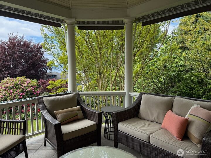 Property Photo:  1422  8th Avenue W  WA 98119 