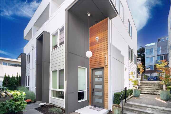 Property Photo:  2218  Franklin Avenue E C  WA 98102 