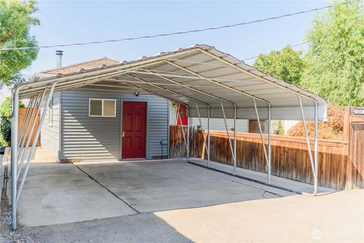 Property Photo: 1218 N Ashland WA 98802