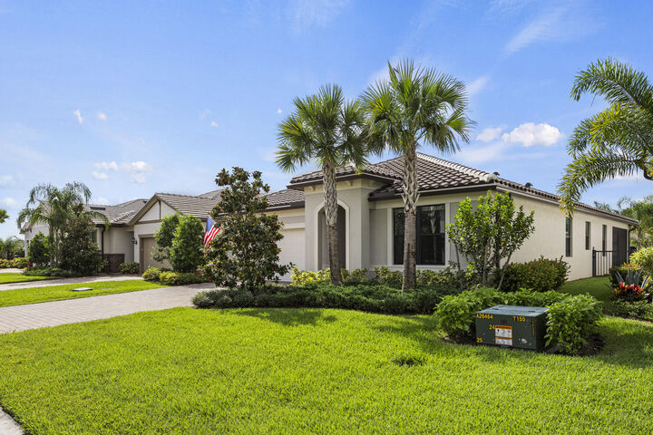 Property Photo:  636 SE Boboli Way  FL 34984 
