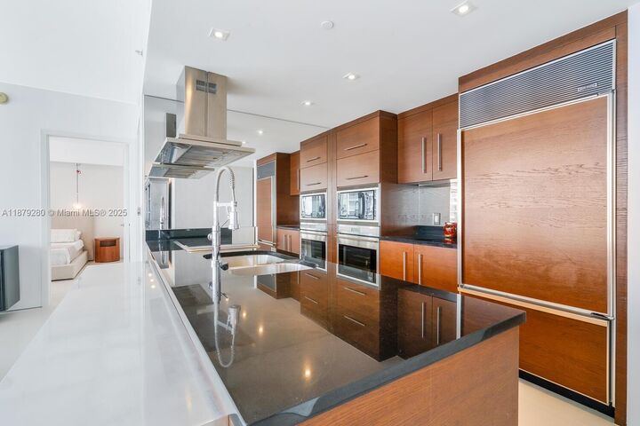 Property Photo:  495 Brickell Ave 4204  FL 33131 