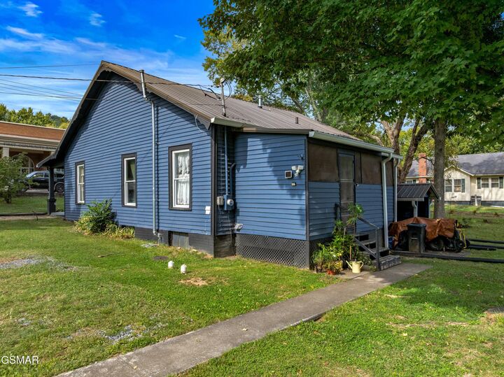 Property Photo:  816 West Main Street  TN 37857 