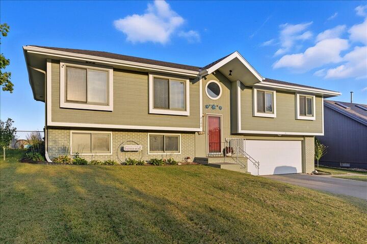 Property Photo:  2100 Woodfield Drive  IA 51566 