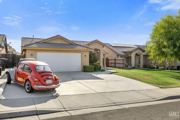 Property Photo: 3550 Crescent Meadow Drive CA 93308