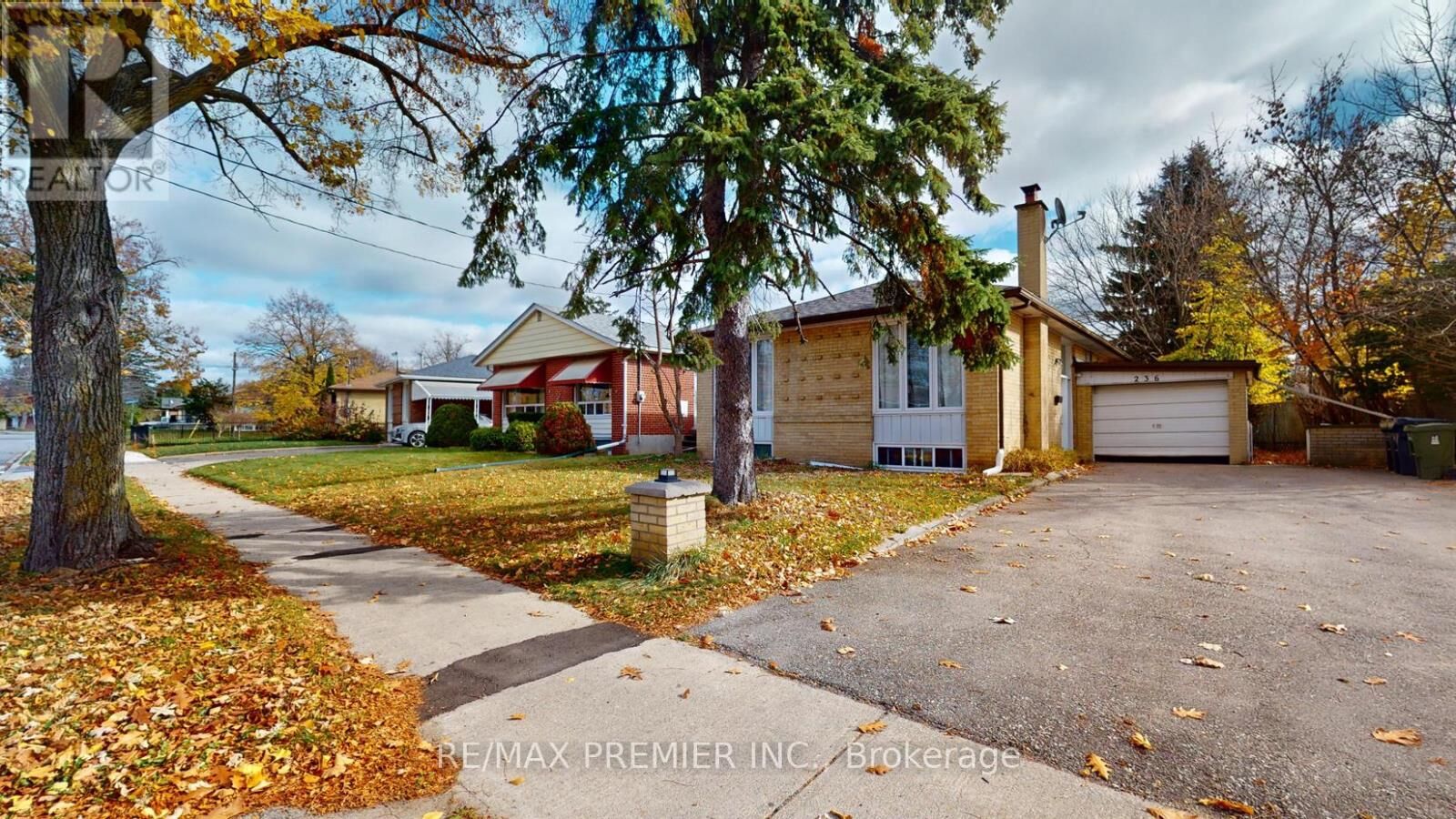 Photo de la propriété:  236 Thistle Down Boulevard  ON M9V 1K7 