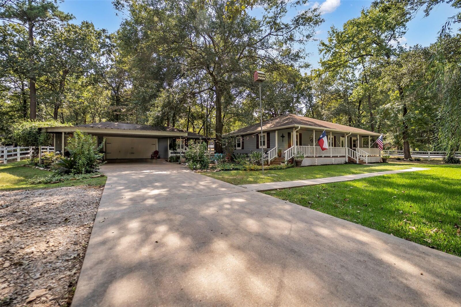 Property Photo:  1100 Papoose Trail  TX 77316 