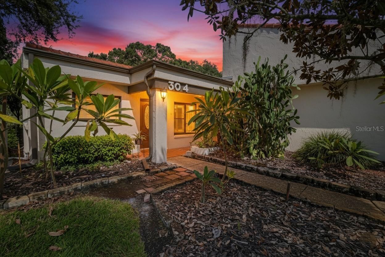 Property Photo:  304 Valencia Court N  FL 33566 