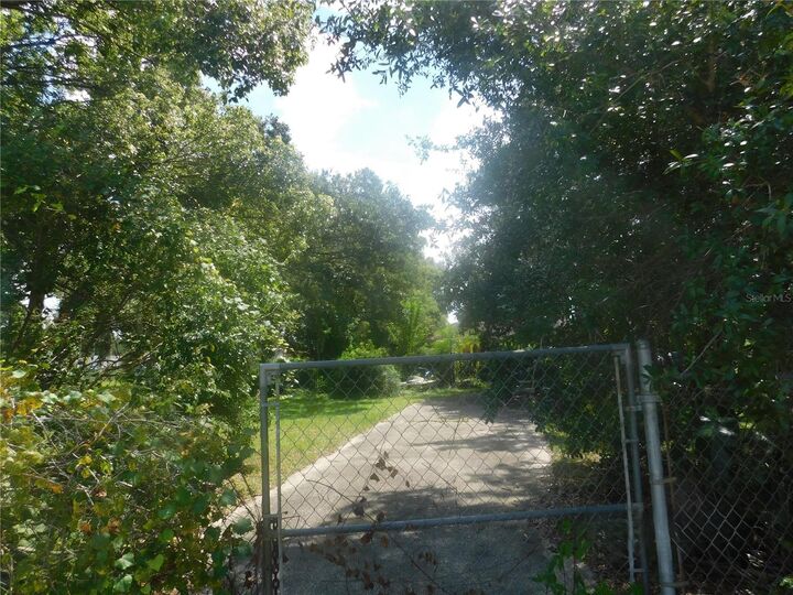 Property Photo:  915 E Clay Avenue  FL 33510 