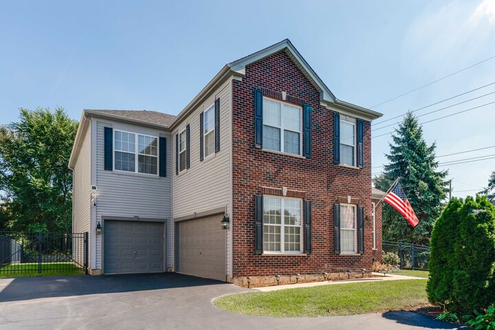 Property Photo: 1260 Water Stone Circle IL 60084