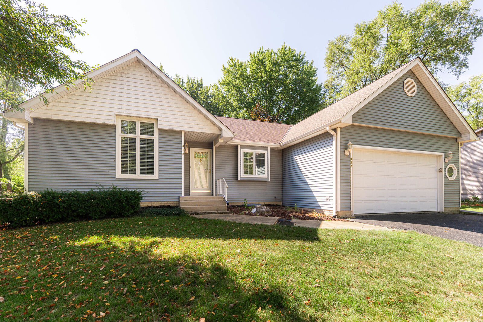 Property Photo:  312 Olsen Street  IL 60560 