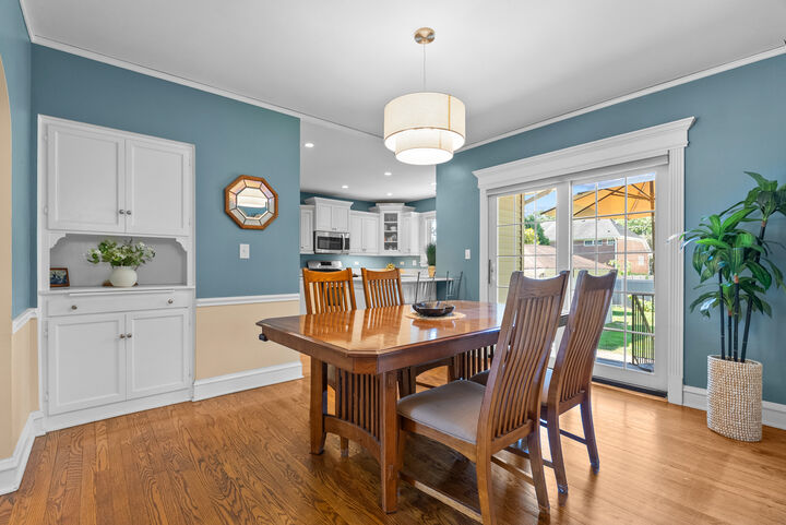 Property Photo:  562 S Poplar Avenue  IL 60126 