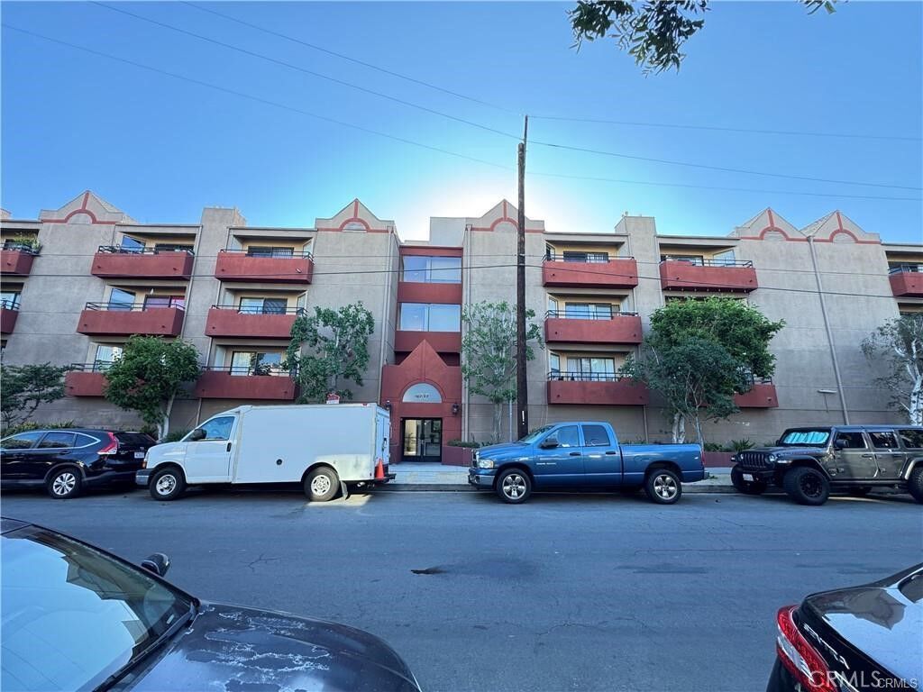 Property Photo:  4717 Ben Avenue 204  CA 91607 