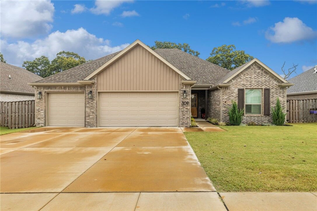Property Photo: 309 S Emerald Woods Run AR 72730