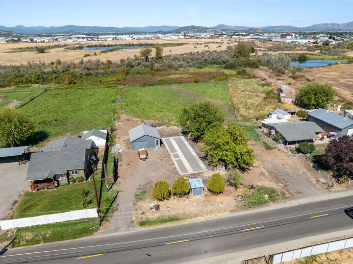 Property Photo: 1729 E Gregory Road OR 97502