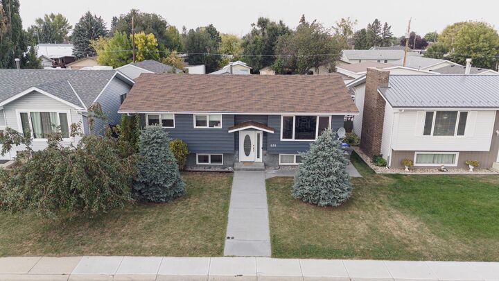 Property Photo:  658 50A Avenue W  AB T0L 0T0 