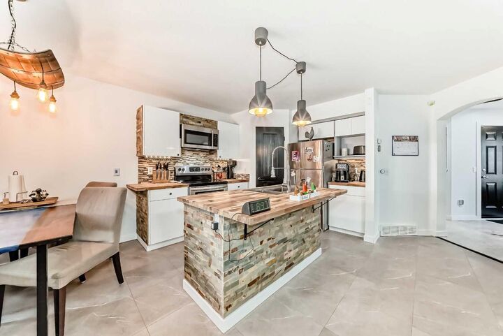 Property Photo:  148 Covepark Close NE  AB T3K 5R5 