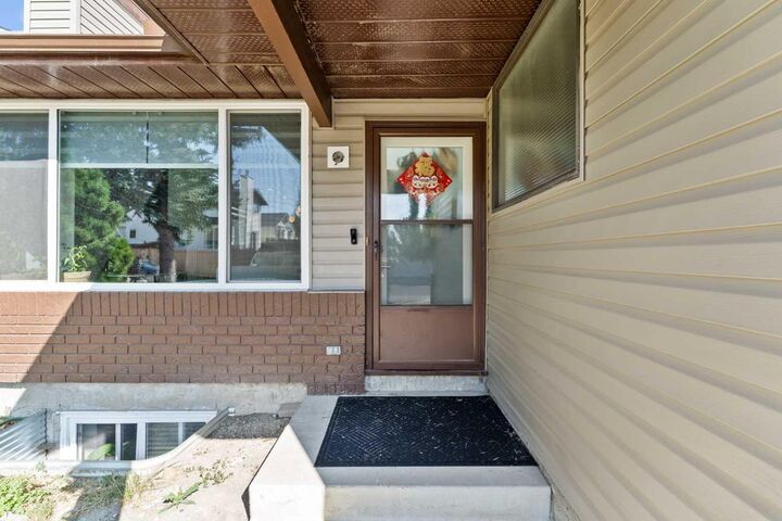 Photo de la propriété:  12 Cedargrove Road SW  AB T2W 4T9 