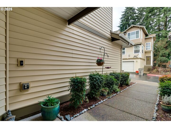 Property Photo: 10715 SW Canterbury Ln 102 OR 97224