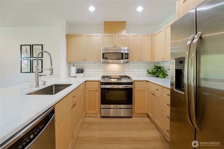 Property Photo:  220  1st Street 408  WA 98033 