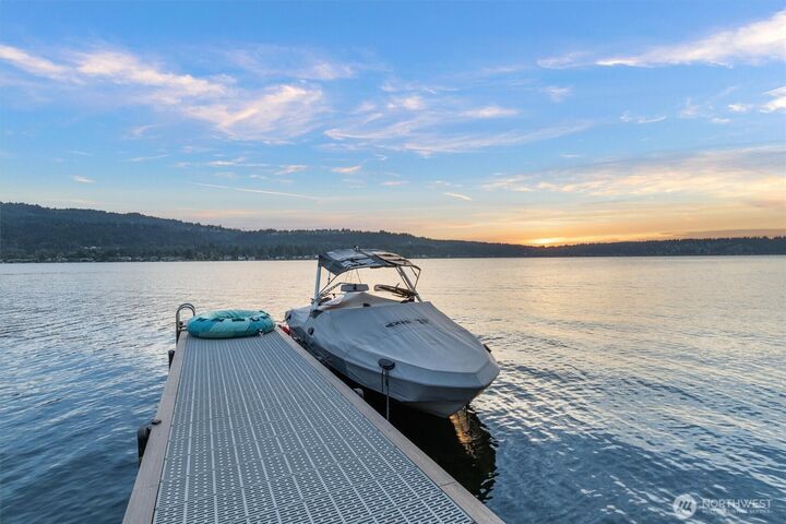 Property Photo:  3829 E Lake Sammamish Shore Lane SE  WA 98075 