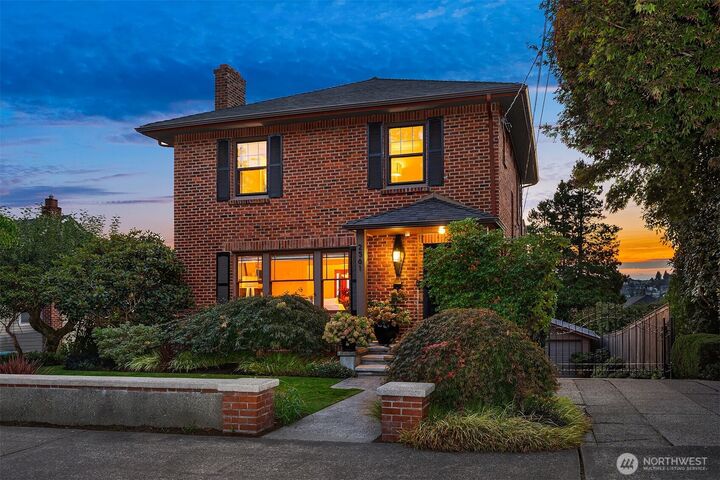 Property Photo:  2561  28th Avenue W  WA 98199 