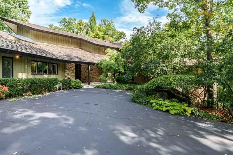 Property Photo: 2520 Oakridge Lane IL 61107
