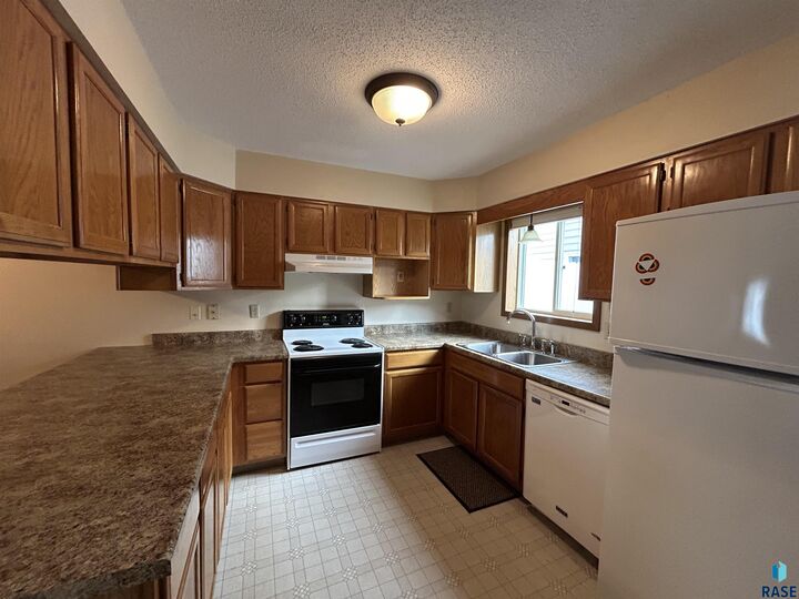 Property Photo:  1203 S Newport Pl  SD 57106 