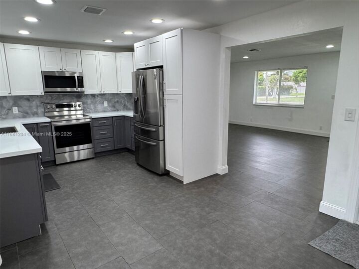 Property Photo: 1020 NW 45th Ct FL 33309