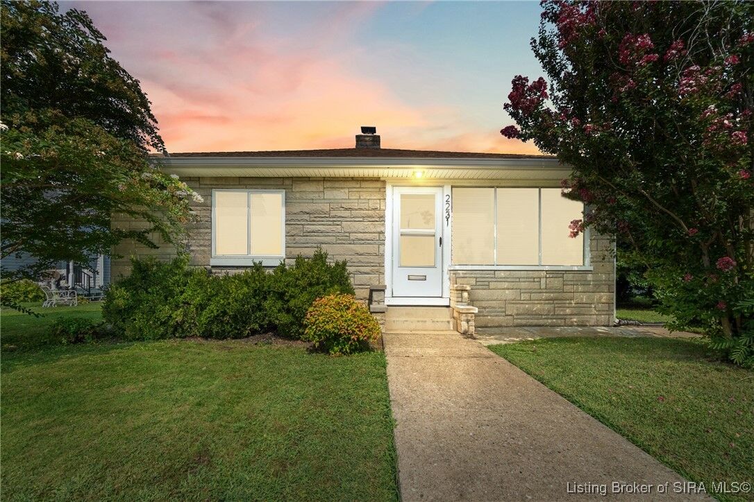 Property Photo:  2231 E Oak Street  IN 47150