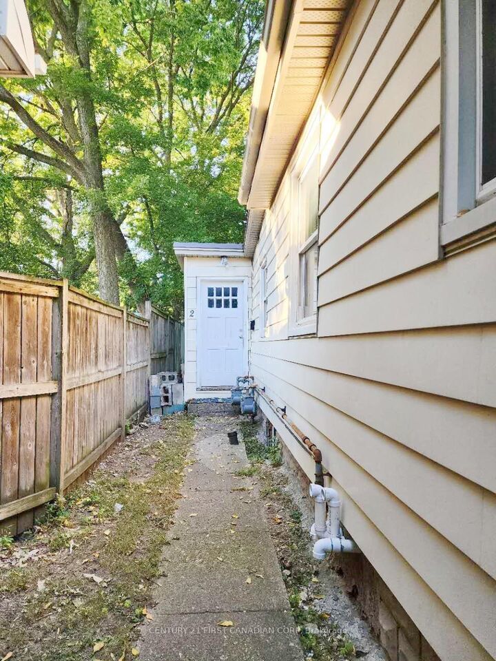 Property Photo:  648 Oxford Street E Unit2  ON N5Y 3J4 