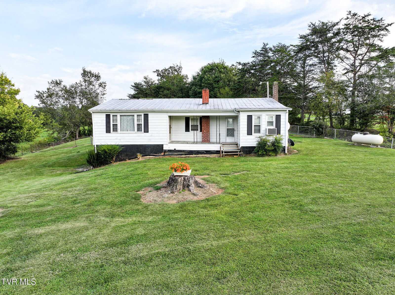 Property Photo: 10065 107 Cutoff TN 37743