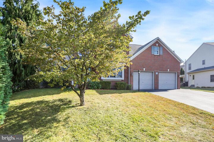 Property Photo:  23 Pin Oak Street  PA 17078 