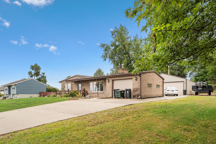 Property Photo:  2604 Hilltop Drive  IA 50158 
