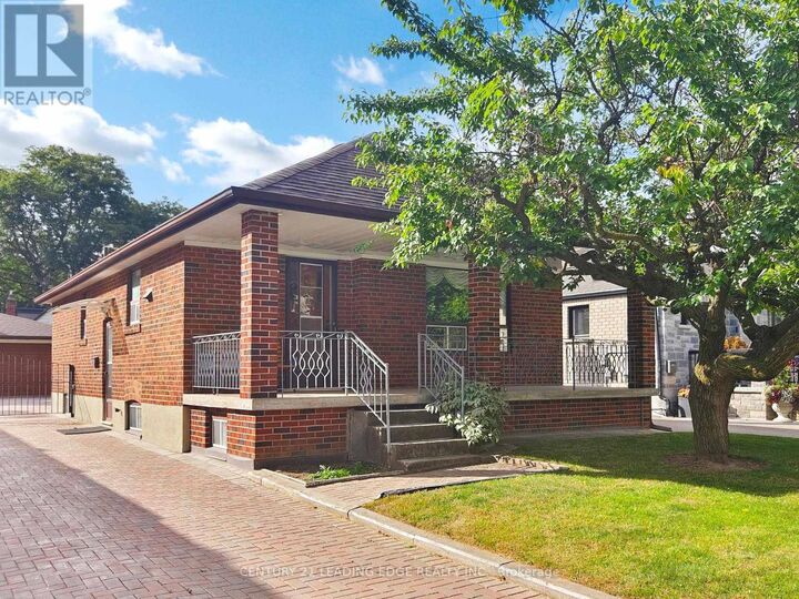 Property Photo:  33 Monarchdale Avenue  ON M6M 2S6 