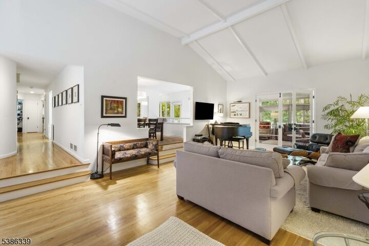 Property Photo:  4 Brandywine Ct  NJ 07076 