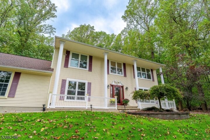 Property Photo:  9 Stirrup Way  NJ 08540 