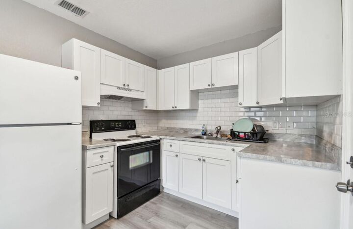 Property Photo: 803 W Warren Street FL 33563