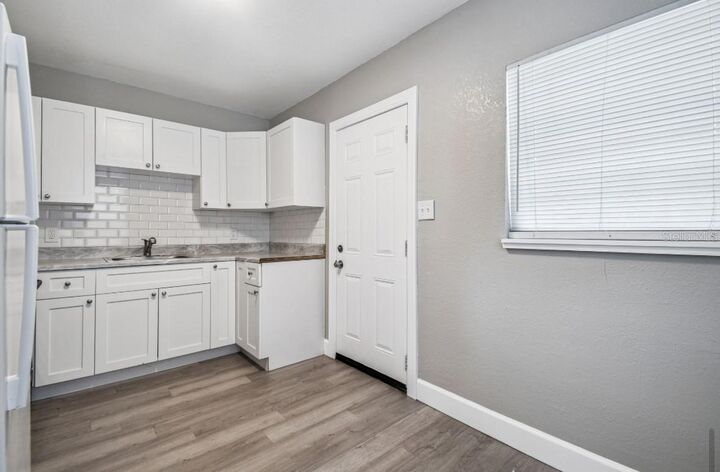 Property Photo:  803 W Warren Street  FL 33563 